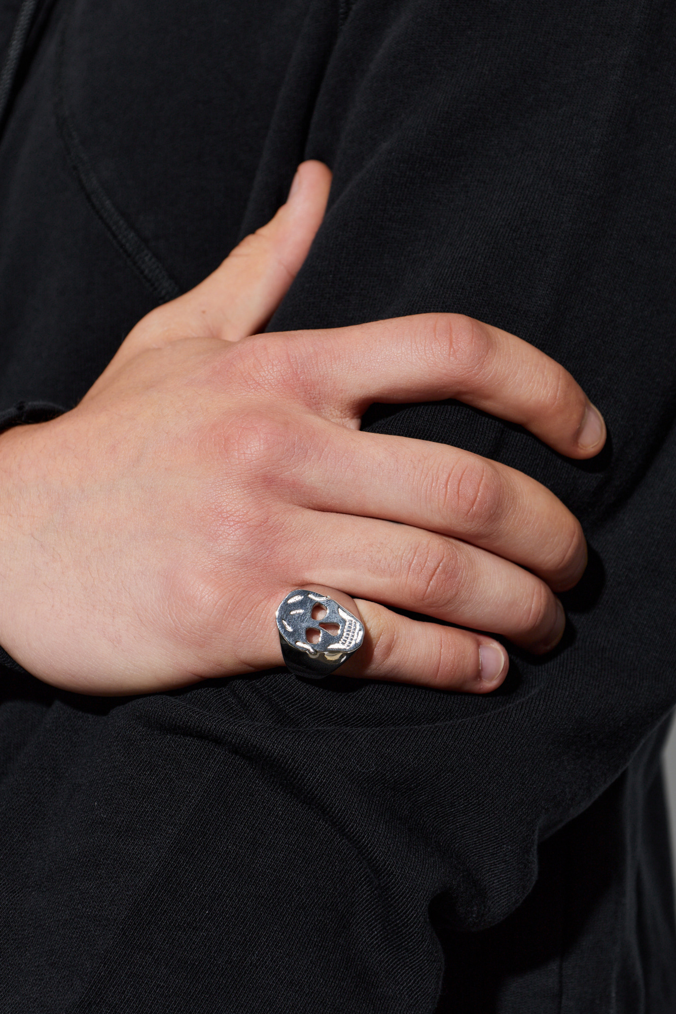 Alexander McQueen Signet ring with a distinctive skull motif